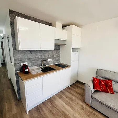 Sea View Apartment: Beachside Comfort With Wi-fi And Parking